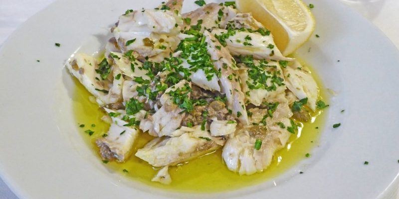 Piatto di pesce in salsa all'olio di oliva