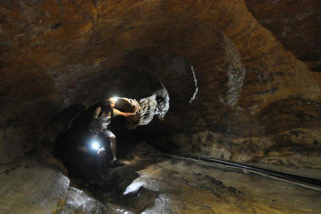 Visitatori all'interno della Grotta Tanella